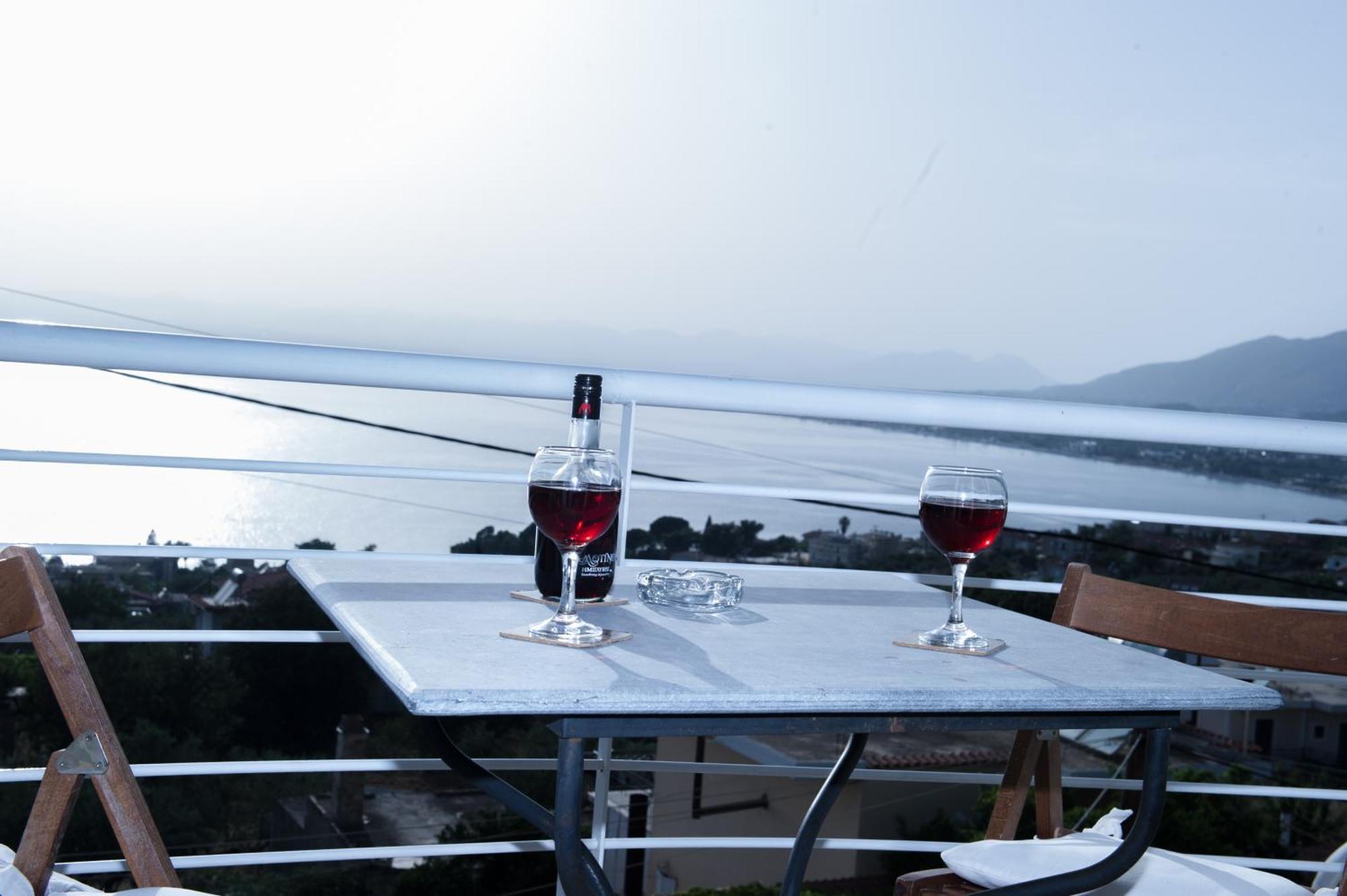 Kamari Blue Apartments Каламата Экстерьер фото